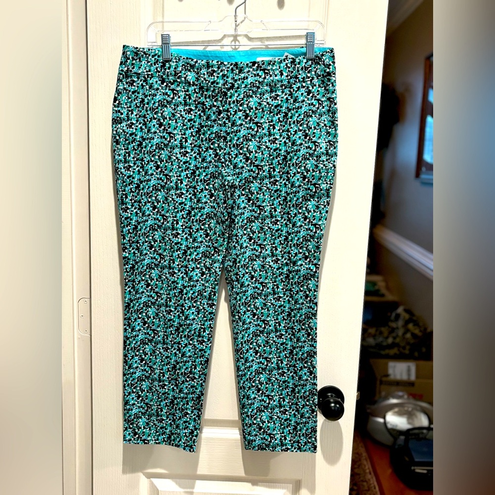 Ann Taylor CARNEGIE crop. Size 8. NWOT. Some stretch.